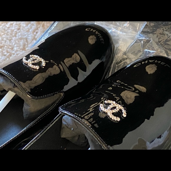 Chanel Patent Pearl Loafers Size 35.5 - Picture 2 of 11